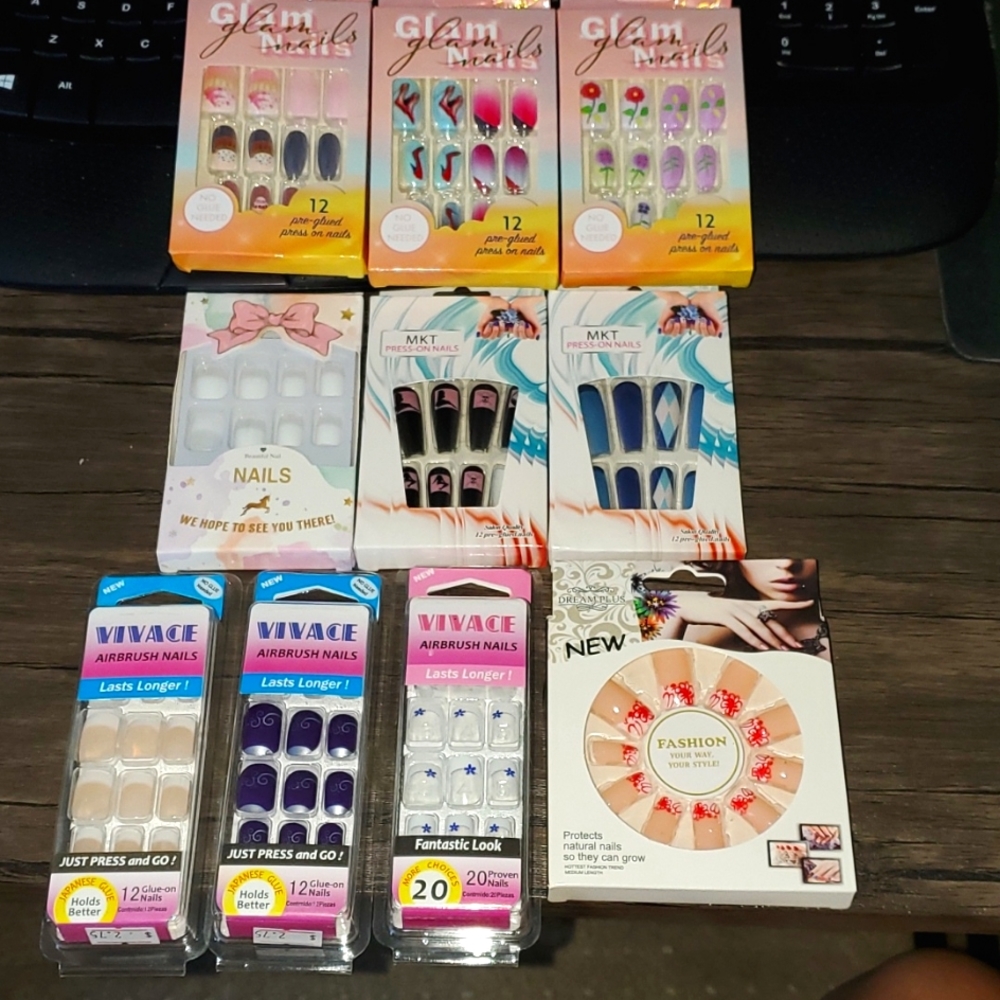 NEW SET of 10 Press on Nails